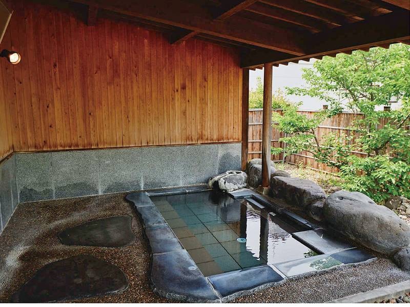 【蔵王連峰を眺める露天風呂】かけ流しの源泉と吹き抜ける風が肌に心地よい露天風呂