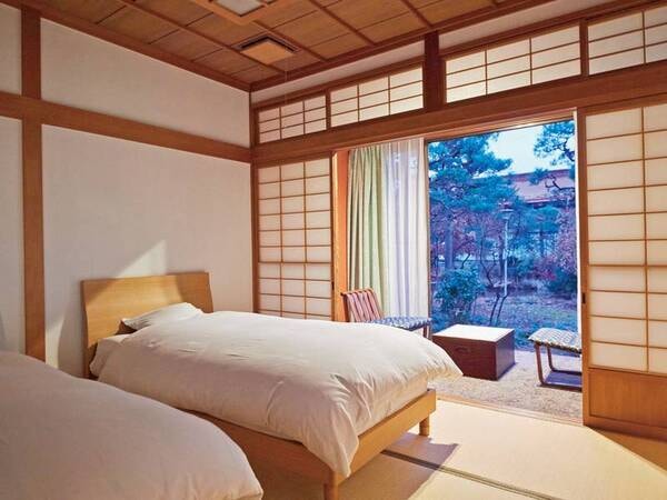 【日本庭園を望む】和室ベッドルーム（部屋タイプは宿おまかせとなります。写真一例）約40㎡でゆったりしたお部屋へご案内！