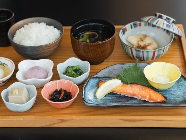 【朝食/和食選択例】じんわりと身体に沁みる優しい味わい。種類豊富な小鉢でごはんが進みます。