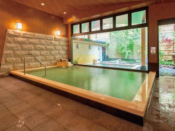 檜の浴槽を使用。檜の香りに包まれた温泉をお愉しみ頂けます