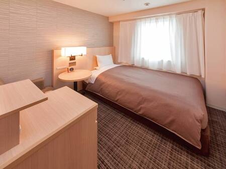 【シングルルーム/例】当ホテルは全室セミダブルベッドをご用意しております。ご旅行のお客様にもご満足いただける客室となっております。（広さ：12㎡）