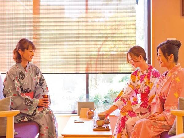 檜のイス･テーブルで旅の安らぎのひととき