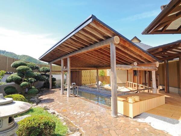 石畳が印象的な男性大浴場『白梅の湯』露天風呂