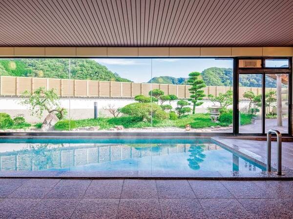 サンルームのように大きなガラスを施した白梅の湯･内湯