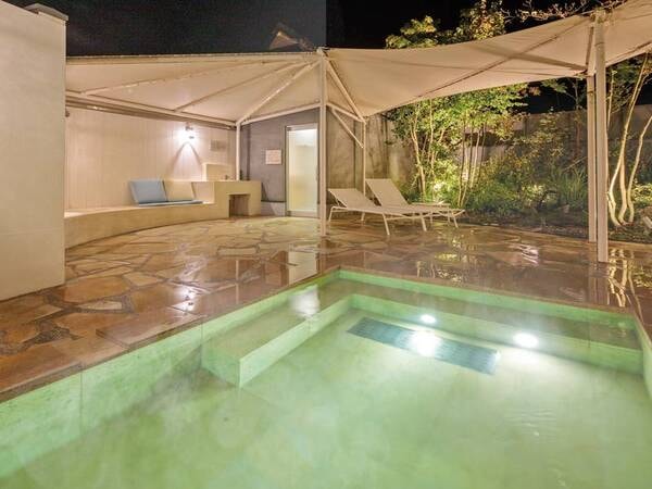 温泉に入り、庭園を眺めほっと一息。女性露天風呂「紅梅の湯
」