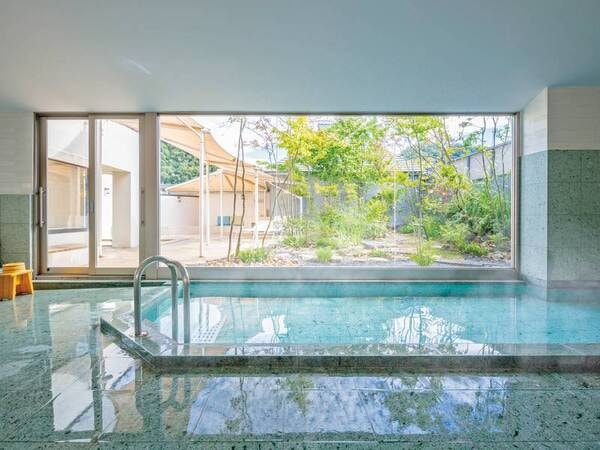 紅梅の湯･内湯。岡山北部で採取される御影石は見た目も美しく、足元が滑らないようにと配慮されている