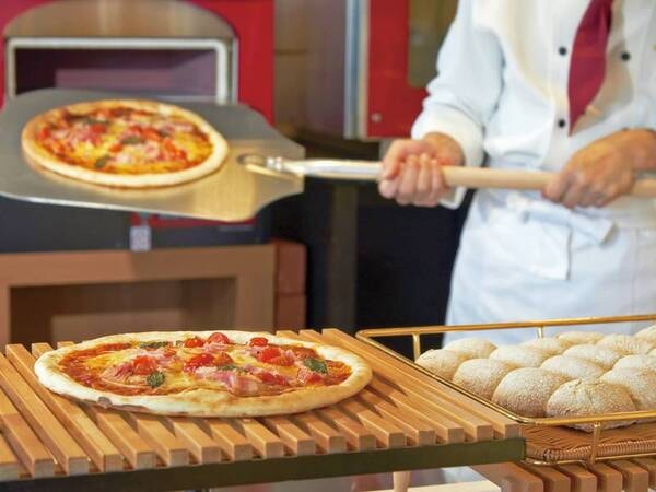【ビュッフェ/例】釜で焼き上げる本格的なピザ