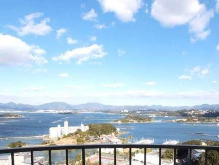 【客室眺望/例】窓からは青空映えるコバルトブルーの海を堪能