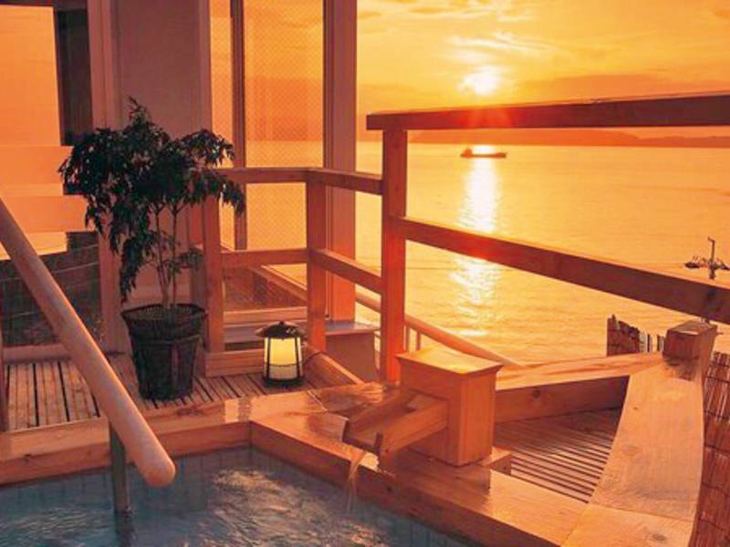 【露天舟風呂】まるで大海原に漕ぎ出すような気分に。特に夕暮れ時、海が夕陽色に染まる景色は絶景です