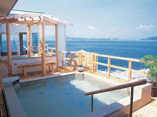 【露天岩風呂】穏やかな紀淡海峡と沖の「友ヶ島」が織り成す海景色を眺めながらの湯浴みは、まさに極上の癒し