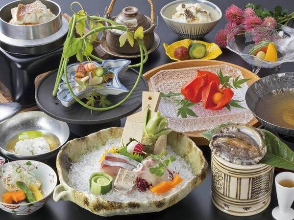 【夕食/7・8月の例】お造り(間八・伊佐木・焼きサザエ等・紀州生山葵)・ハモ冬瓜・スズキの蓼味噌焼き・あわび鍋・カレイ香味揚げ出し・留椀土瓶仕立て・鯛潮釜めし等