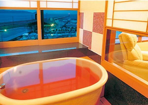 【展望風呂付和室12畳 Dタイプ/例】湯船に浸かりながら、窓際の椅子に腰掛けながら、刻々と移り変わる加太漁港の景色をお楽しみください