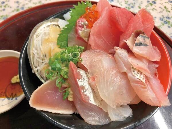 グランパスｉｎｎ白浜の 地元漁師が作る はみ出る海鮮丼 伊勢海老活き造り あわび踊り焼き 飲み放題 海幸三昧２食付プラン 11 800円 ホテル棟 和室６畳 1 3名 禁煙 ゆこゆこ
