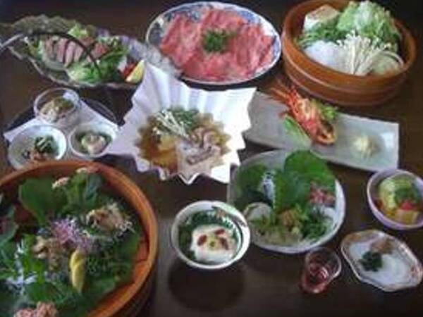 【熊野牛すき焼き・梅どり陶板焼き・伊勢海老の笹焼き】夕食写真一例※仕入れによりメニュー変更の可能性がございます