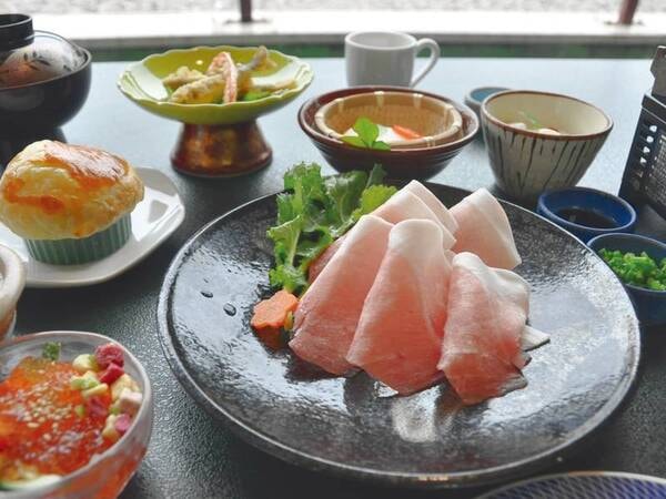 【石清水豚しゃぶのお手軽会席/例】地元のブランド豚、紀州岩清水豚の温泉しゃぶしゃぶ小鍋がメインとなる会席風コース。全国的にもめずらしい飲食可能な温泉を使い頂く全9品
