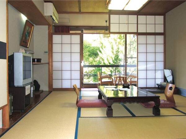 【８畳和室/例】窓の外には熊野の山々の眺望が広がる