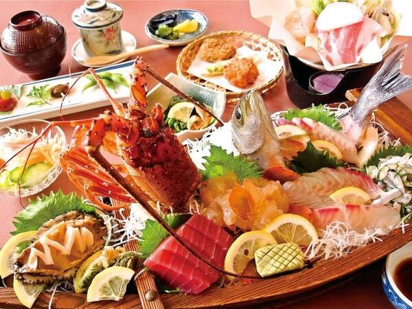 【夕食/例】伊勢海老・あわび等のどっさり舟盛り、おひとり鍋、茶碗蒸しなど全9品