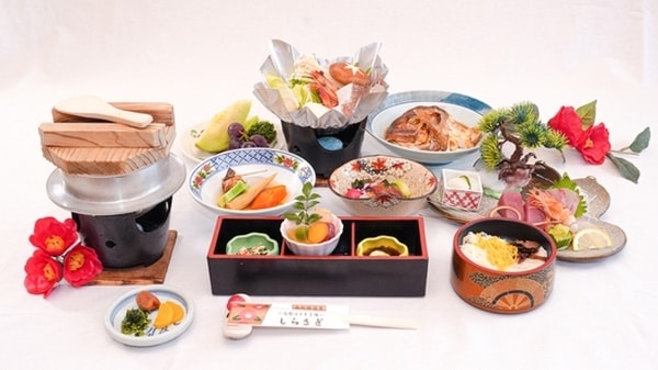 【夕食/例】椿漁港や近海であがるプリプリの新鮮魚介をふんだんに使った会席料理です。お料理には温泉を使っているので身体の中にも名湯を取り入れていただけます。