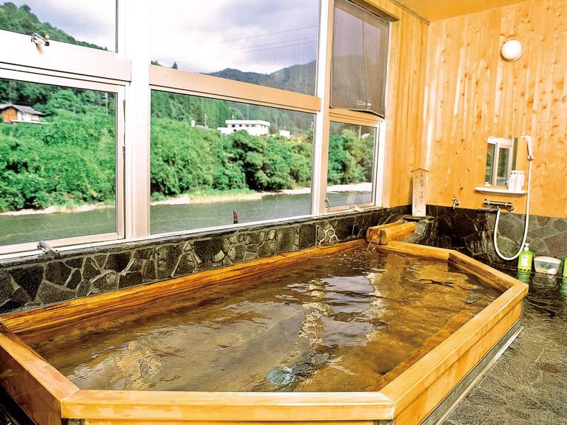 【ひのき大浴場】「日本三大美人の湯」の一つである竜神温泉の湯をひのき風呂で
