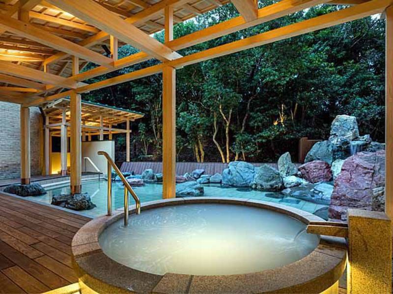 【ロイヤルスパ１階・悠久の森】1階の露天風呂は和洋の趣を設えた悠々たる造り