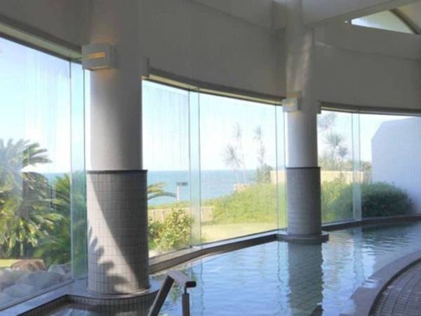 大浴場/開放感のある大きな窓と高い天井、外には海が広がる良質な温泉です♪
