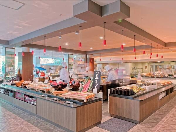 【レストラン】オープンキッチンより出来立ての料理が提供される