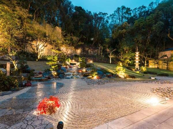 【庭園】夜はライトアップされ、幻想的な雰囲気