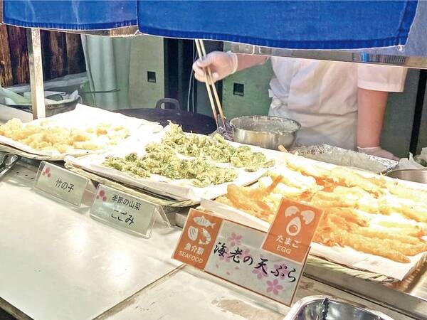 実演天ぷらコーナー。季節の食材が並びます