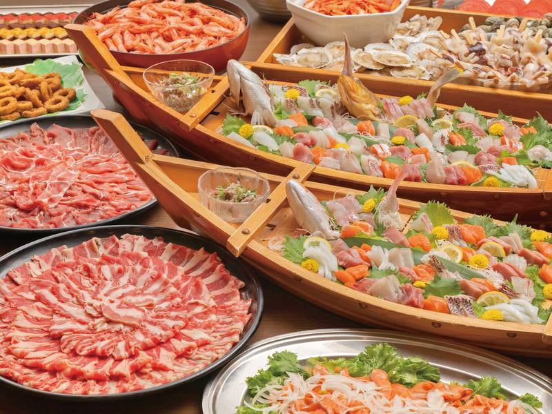 バイキングの料理 お刺身・お肉など