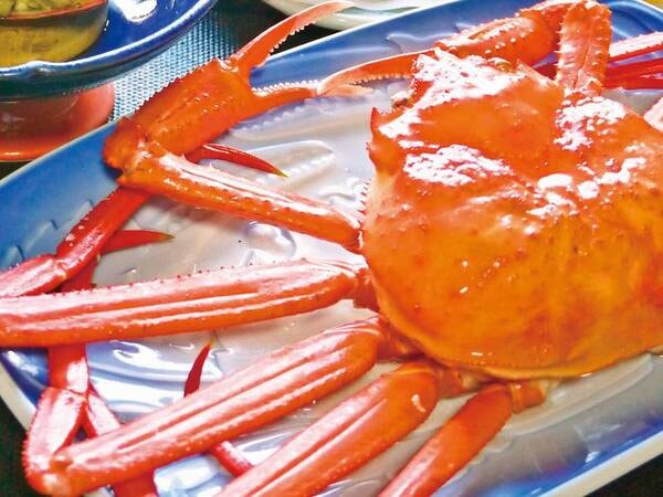紅ずわい蟹は加熱すると鮮やかな紅色になり、水分が多くみずみずしい味が特徴。ずわい蟹より漁獲量が多い為、お得な価格で楽しめます