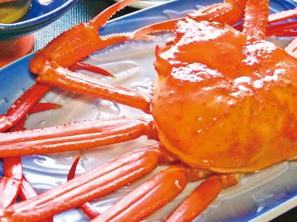 紅ずわい蟹は加熱すると鮮やかな紅色になり、水分が多くみずみずしい味が特徴。ずわい蟹より漁獲量が多い為、お得な価格で楽しめます