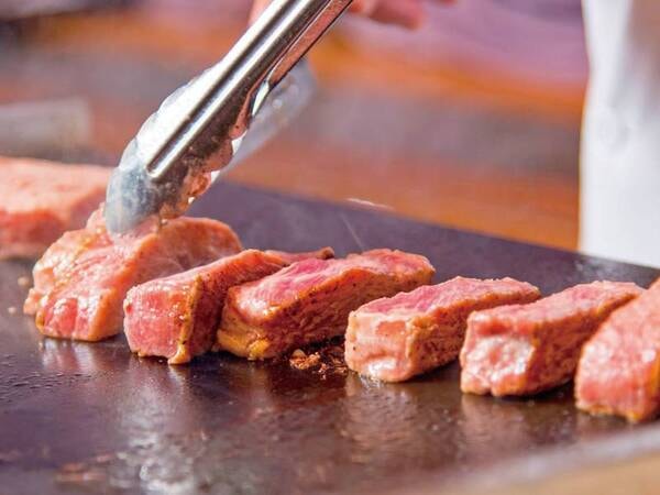 【鉄板ステーキ/例】牛肉をジューシーに鉄板焼き