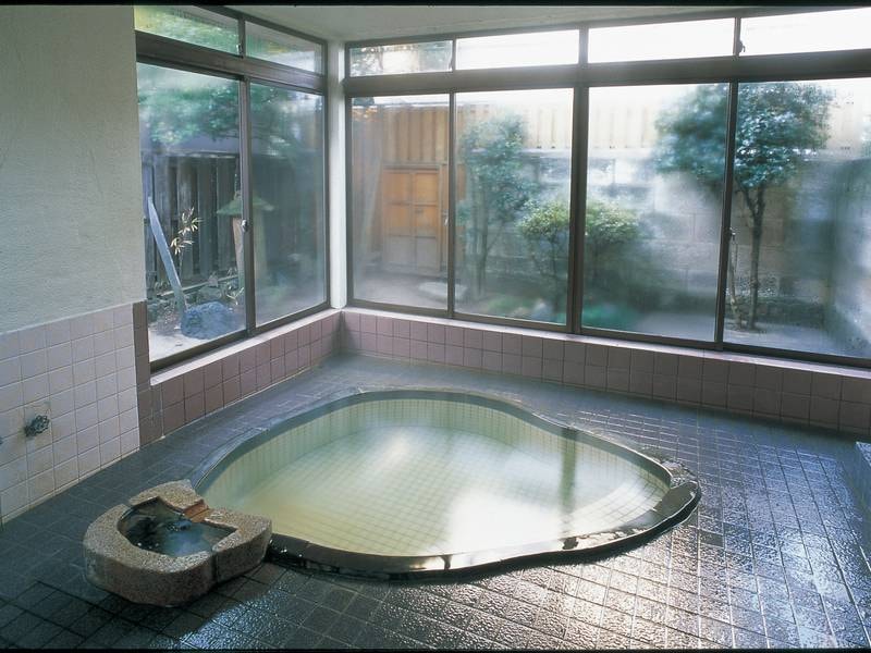【大浴場】良質の温泉があふれ出す大浴場で湯浴み