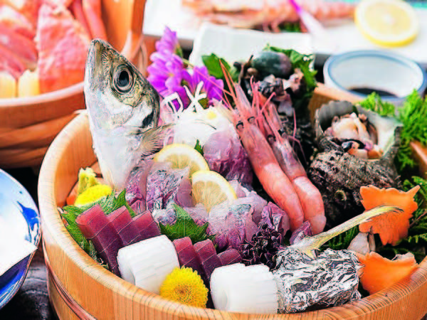 【夕食/例】本日の鮮魚５点桶盛りは当日水揚げされた逸品(2人盛りイメージ)