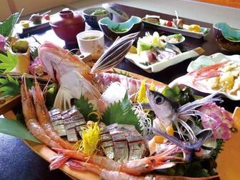 貝殻節の里 旅風庵/【夕食/例】その日獲れたての地魚を人数盛りで。鮮度が命!量、質ともに満足