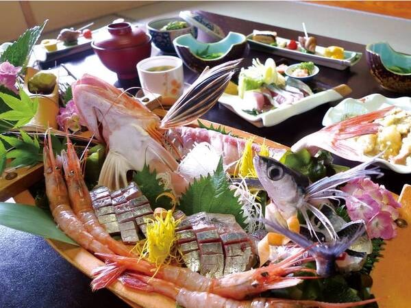 【夕食/例】その日獲れたての地魚を人数盛りで。鮮度が命!量、質ともに満足