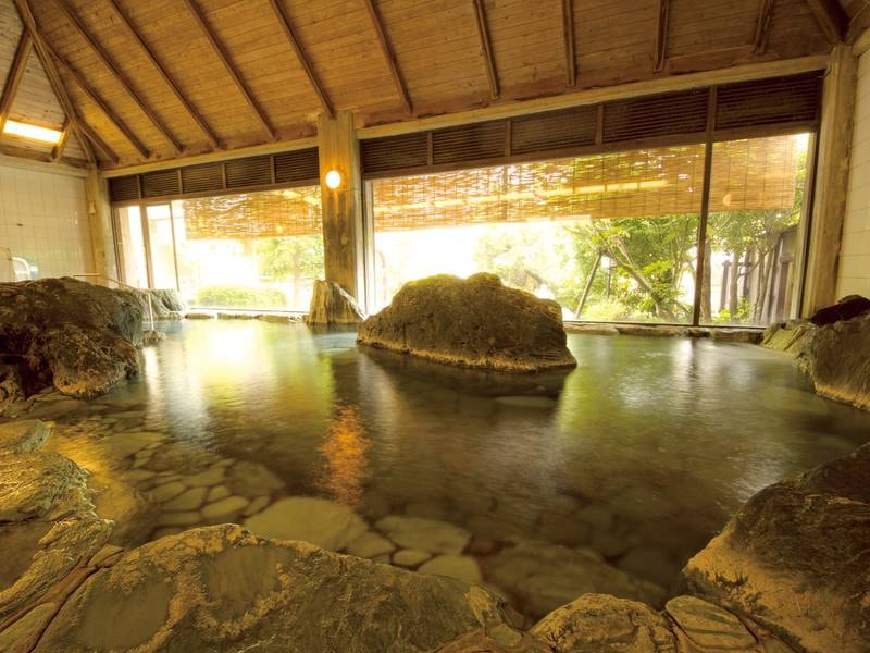 【大浴場】四国の青石をふんだんに使用し広々とした雄大で力強い印象の岩風呂