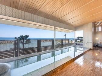 皆生シーサイドホテル海の四季／*【大浴場（男湯）】海の景色を見ながら、ごゆるりとお楽しみください。