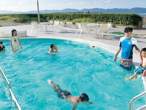 夏季限定で利用できるガーデンプール