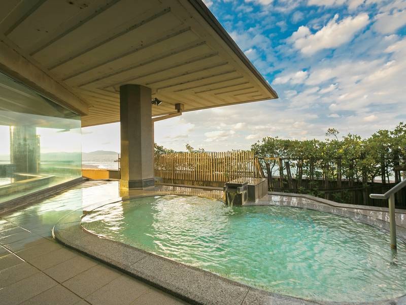 【露天風呂】自家源泉の湯と潮風も心地よい