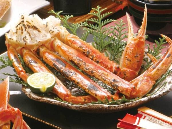 【紅ずわい蟹たっぷり会席/例】香ばしい焼き蟹は人気メニュー