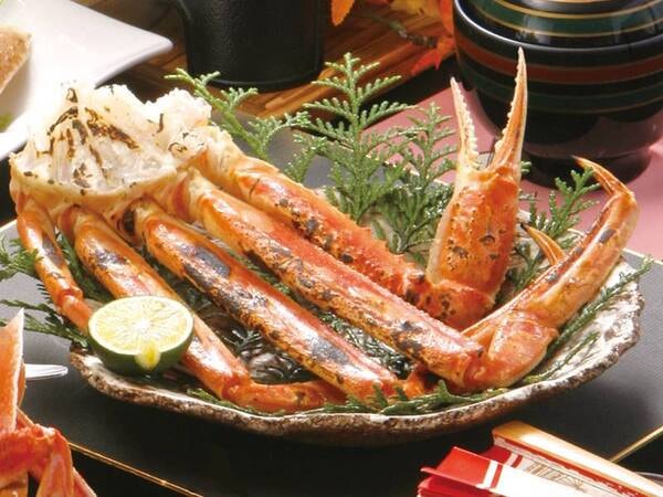 【紅ずわい蟹たっぷり会席/例】香ばしい焼き蟹は人気メニュー