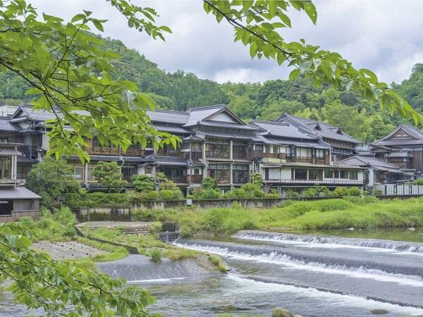 当館の目の前には三徳川が流れ、館内の至るところから美しいせせらぎをご覧いただけます