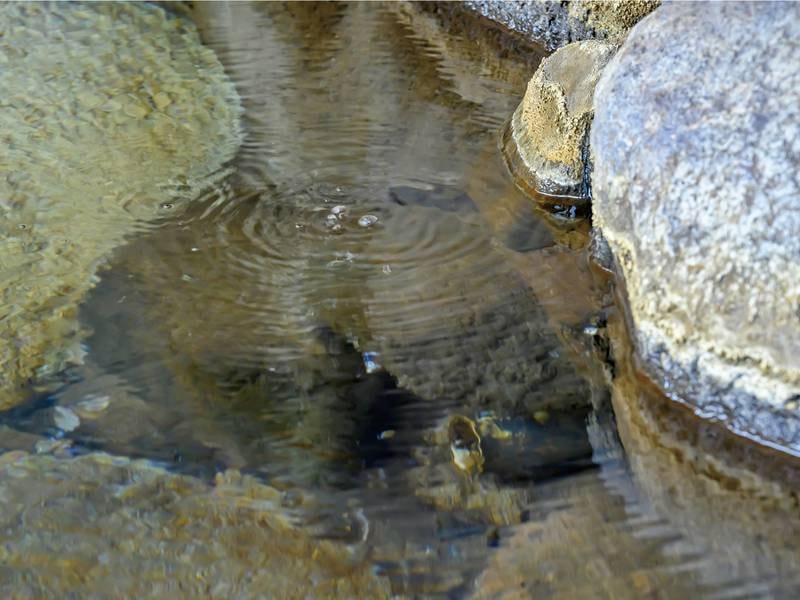 「巌窟の湯」新鮮な温泉が底から湧き出ます。※自然の岩なので足元にご注意を！