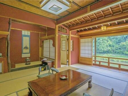 三徳川を眺める13畳の和室に、次の間8畳と広々と寛ぐ【梅の間】
