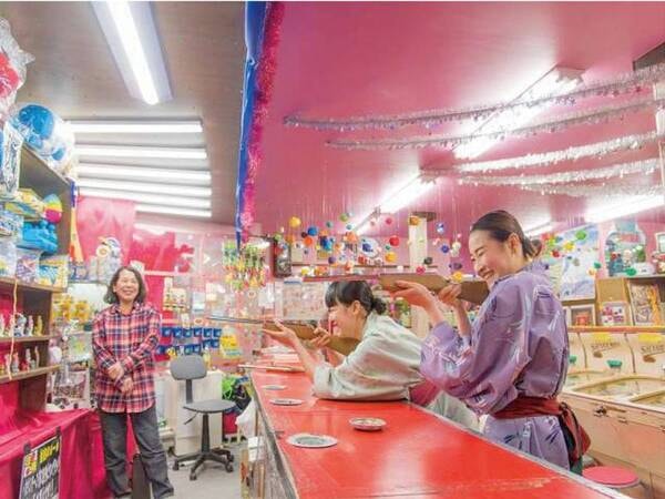 温泉街には射的場も♪夜の散策にオススメ！
