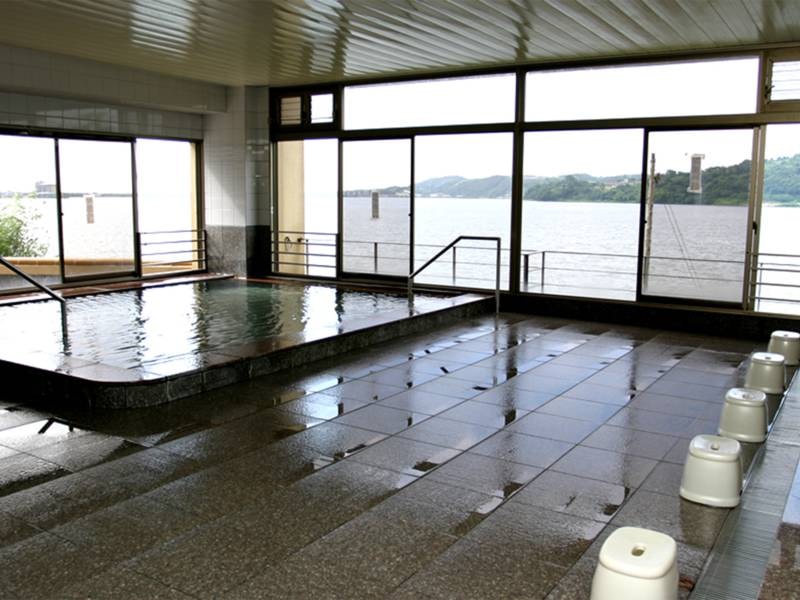 【大浴場】東郷湖を眺めることができ、のんびり雄大な気分に浸ることができます。