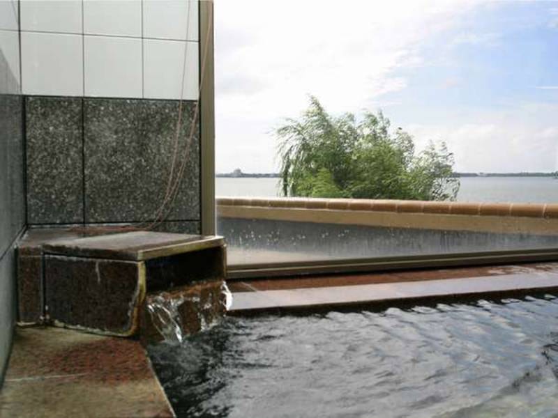浴槽から東郷湖を眺められる広々としたお風呂が自慢