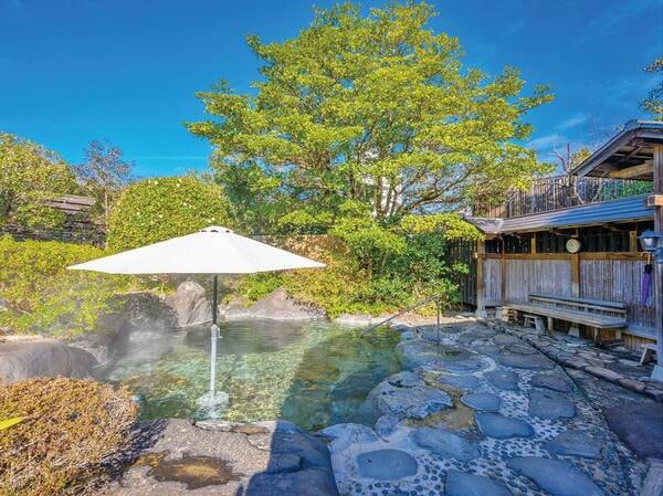 【庭園露天風呂・堀の湯】広大な日本庭園を眺めながら憩う