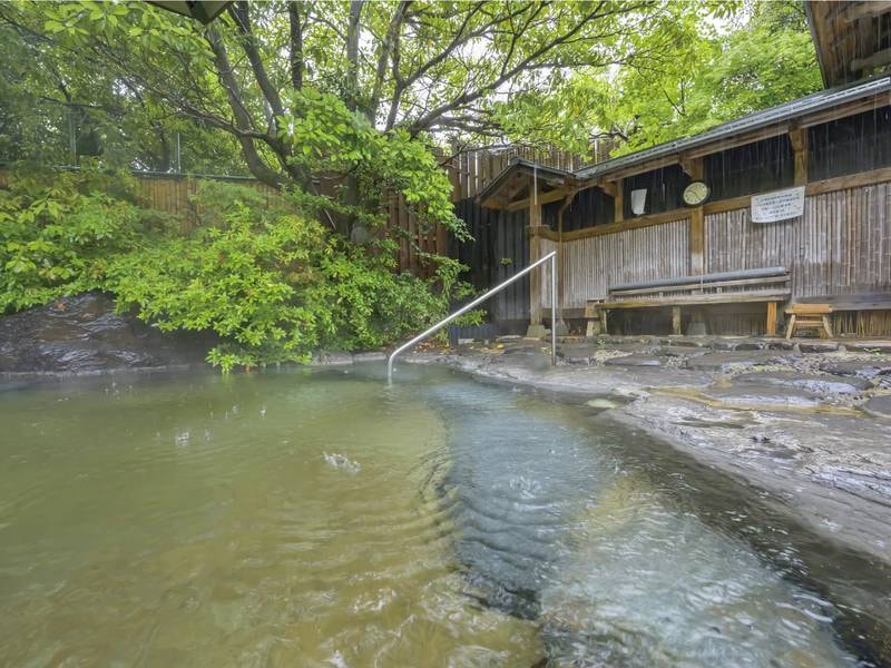 【庭園露天風呂・堀の湯】野趣あふれる露天風呂で、癒しとくつろぎのひと時を。